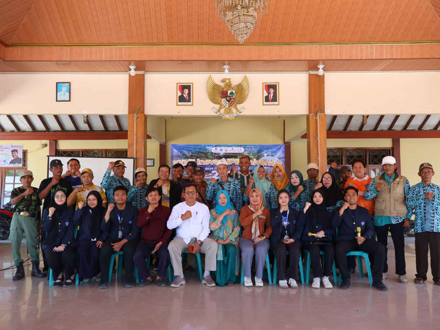 Mahasiswa KKNT Inovasi IPB University bersama pemerintah desa dan masyarakat mengikuti Lokakarya I di Desa Grinting, Kecamatan Bulakamba, Kabupaten Brebes, Jumat (10/7/2026).