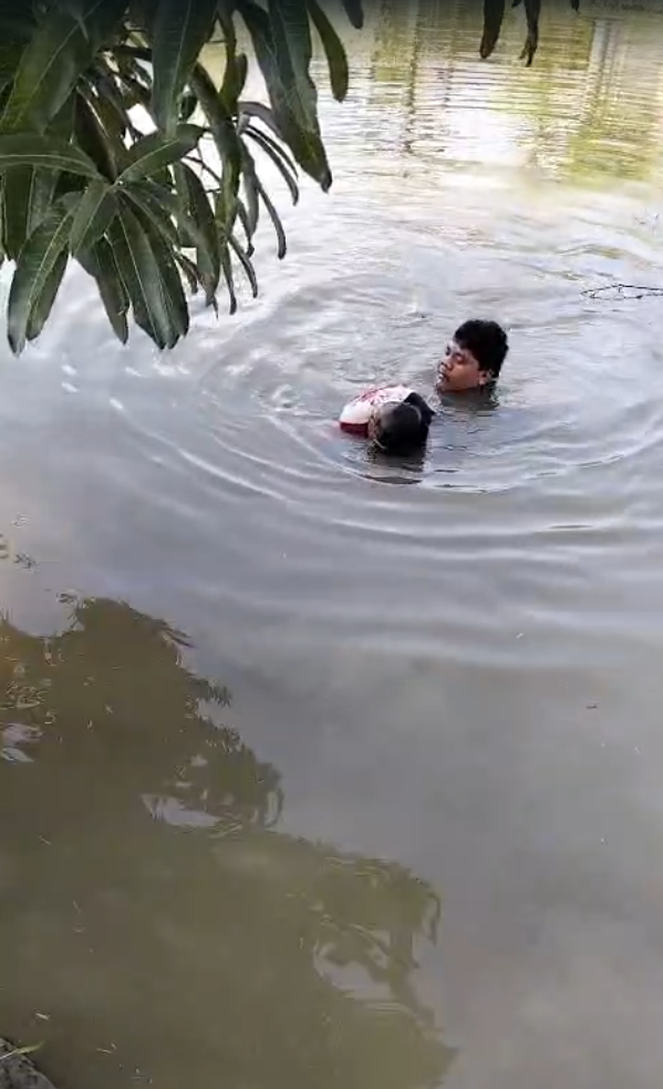 Penyelamatan anak tenggelam di empang bekas galian di Karawang. Foto: Dok. Istimewa