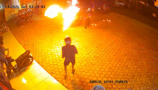 Rekaman CCTV saat sekelompok genster melempar bom molotov ke gudang salah satu ekspedisi di Kebumen. Foto: Dok. Polres Kebumen