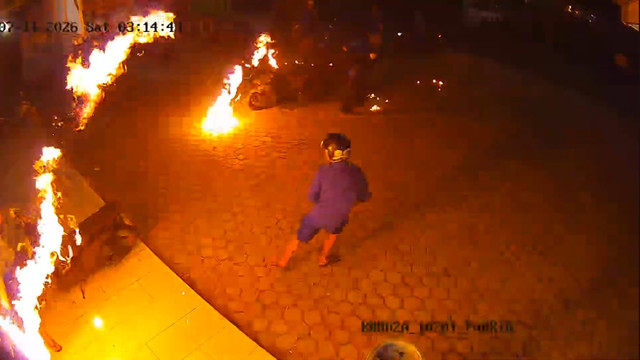 Rekaman CCTV saat sekelompok genster melempar bom molotov ke gudang salah satu ekspedisi di Kebumen. Foto: Dok. Polres Kebumen