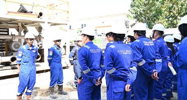 Kegiatan praktik mengunjungi lokasi industri migas untuk memahami proses industri migas secara nyata di lapangan. (Dok. Humas PPSDM Migas)