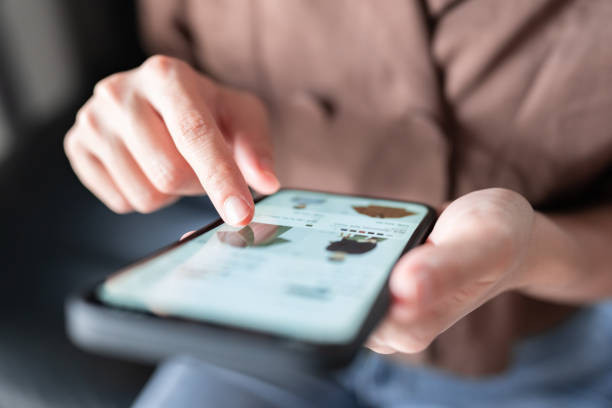 Ilustrasi seseorang berbelanja melalui aplikasi belanja daring. Foto: iStock.