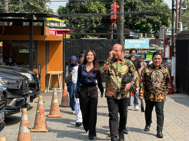 Sarwendah dan Kuasa Hukum Hadiri Sidang Gugatan Hak Asuh Anak di PN Jakarta Selatan. Foto: Aprilandika Pratama/kumparan