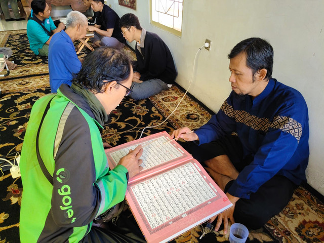 Melihat kegiatan Majelis Ojol Mengaji (Momen) di Bausasran, Kota Yogyakarta. Di antara orderan dan ayat suci, sejumlah driver ojol di Yogyakarta semangat belajar mengaji di usia tua. Foto: Arfiansyah Panji Purnandaru/kumparan