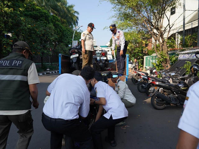 Pemerintah Kota Jakarta Selatan bersama Suku Dinas Perhubungan Jakarta Selatan melakukan sidak terhadap ASN yang membawa kendaraan pribadi pada hari Rabu di Kantor Wali Kota Jakarta Selatan, Rabu (15/7/2026). Foto: Dok. Pemkot Jaksel