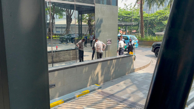 Kaca gedung yang ditabrak mobil di kawasan SCBD, Jakarta Selatan, Rabu (15/7). Foto: Rayyan Farhansyah/kumparan