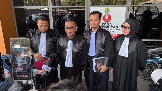 Tim kuasa hukum Nikita Mirzani di memberikan keterangan pers di Pengadilan Negeri Jakarta Selatan pada Rabu (15/7). Foto: Aprilandika Pratama/kumparan
