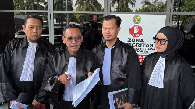 Tim kuasa hukum Nikita Mirzani di memberikan keterangan pers di Pengadilan Negeri Jakarta Selatan pada Rabu (15/7). Foto: Aprilandika Pratama/kumparan