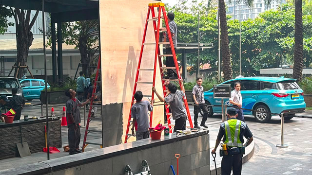 Kaca gedung yang ditabrak mobil di kawasan SCBD, Jakarta Selatan, Rabu (15/7/2026). Foto: Rayyan Farhansyah/kumparan