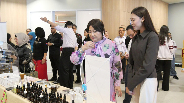 Dr. Prita Kemal Gani, MBA., MCIPR., APR., FIPR., Founder & CEO LSPR Institute of Communication and Business, mengunjungi booth pameran karya mahasiswa pada COMMFEST 2026.