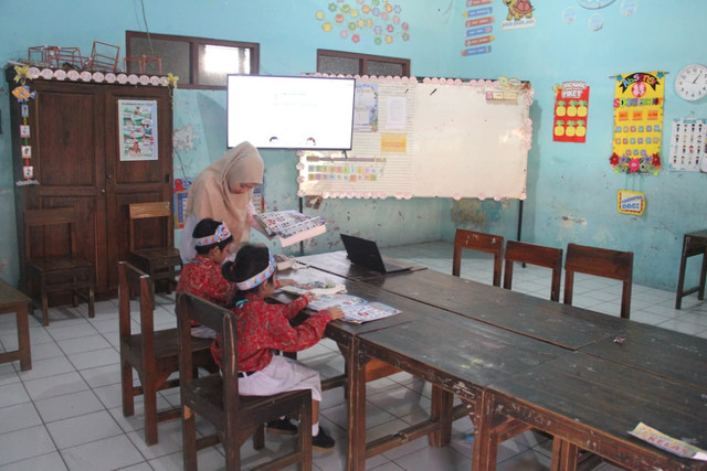Dua murid baru mengikuti Masa Pengenalan Lingkungan Sekolah (MPLS) di SD 3 Mlati Lor, Kabupaten Kudus, Jawa Tengah pada Rabu (15/7/2026). Foto: Vega Maarijil Ula/kumparan