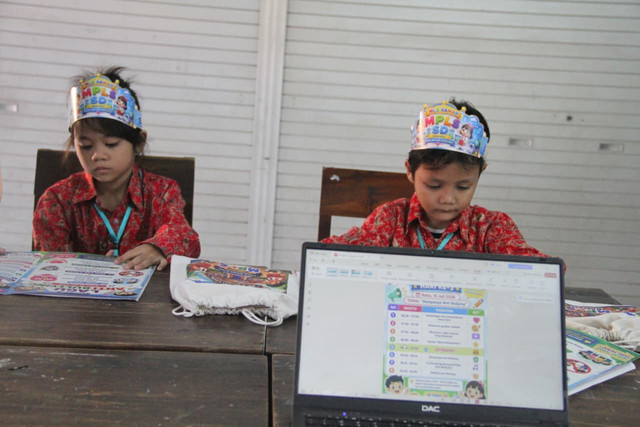 Dua murid baru mengikuti Masa Pengenalan Lingkungan Sekolah (MPLS) di SD 3 Mlati Lor, Kabupaten Kudus, Jawa Tengah pada Rabu (15/7/2026). Foto: Vega Maarijil Ula/kumparan