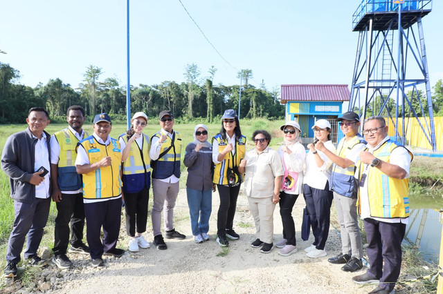 Wamendagri Ribka Haluk mendampingi Wamen Pekerjaan Umum (PU) Diana Kusumastuti meninjau sejumlah proyek infrastruktur strategis di Kabupaten Jayapura dan Kabupaten Keerom, Provinsi Papua, Selasa (14/7/2026). Foto: Dok. Kemendagri