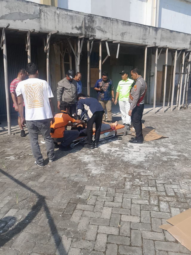 Polisi olah TKP ASN BPN Nias yang terjatuh dari lantai 12 apartemen di Medan. Foto: Dok. Polsek Sunggal