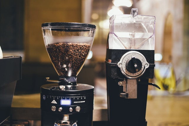 Ilustrasi coffee grinder atau penggiling kopi. Foto: Unsplash