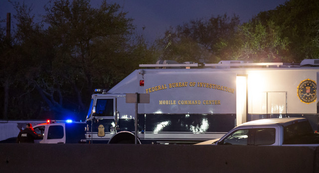 Sejumlah petugas kepolisian melakukan penyelidikan di lokasi tempat terduga pelaku pengeboman meledakkan diri di Round Rock, Texas, sebelah utara Austin, Amerika Serikat, Rabu (21/3/2018). Foto: Suzanne Cordeiro / AFP