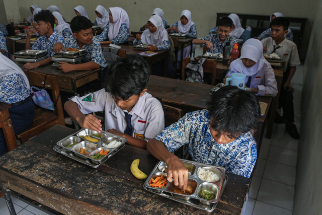 Sejumlah murid menyantap menu Makan Bergizi Gratis (MBG) di program sekolah swasta gratis di SMP Purnama 2, Semarang, Jawa Tengah, Rabu (15/7/2026). Foto: Makna Zaezar/ANTARA FOTO