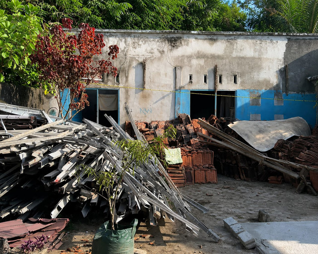 Suasana tempat kejadian perkara terbakarnya tiga santri di Pondok Pesantren Rosyidatusshaulatiyyah Al Ibrahimy NW, Kabupaten Lombok Tengah, Nusa Tenggara Barat (NTB). Foto: kumparan