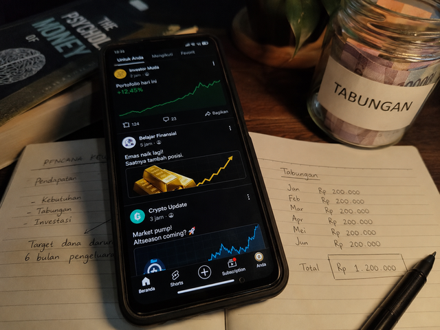 ilustri catatan tabungan dengan investasi digital smartphone (sumber:generate ai)