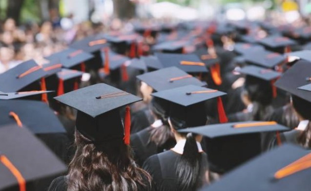 Mahasiswa memakai topi kelulusan (Foto: Istock)