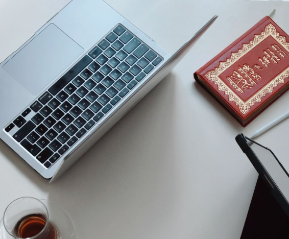 https://www.pexels.com/photo/flat-lay-of-notebook-laptop-and-tea-on-desk-31373572/