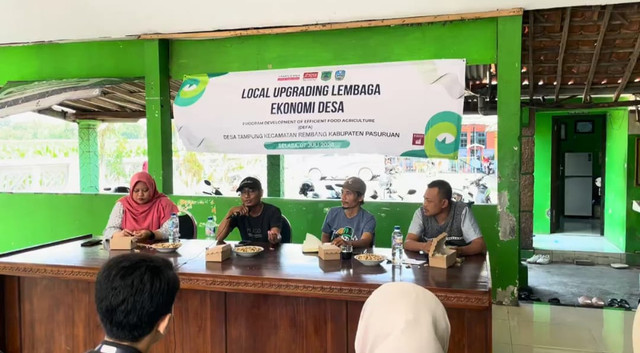 Mahasiswa KKN 94 UINSA ikuti Workshop bertema “Local Upgrading Lembaga Ekonomi Desa, Program Development of Efficient Food Agriculture (DEFA)” diselenggarakan di Balai Desa Tampung, Kecamatan Rembang, Kabupaten Pasuruan. Kegiatan ini berlangsung pada Selasa, 7 Juli 2026.