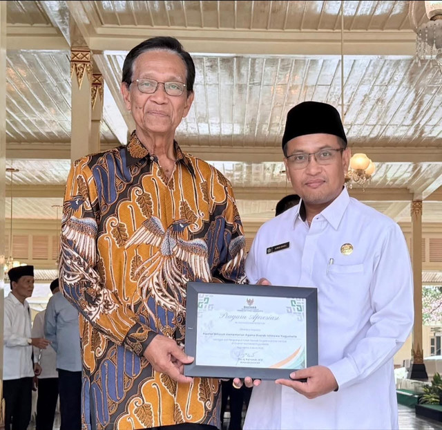 Kepala Kantor Wilayah Kementerian Agama (Kanwil Kemenag) Daerah Istimewa Yogyakarta (DIY), Ahmad Bahiej, bersama Gubernur DIY, Sri Sultan Hamengku Buwono X. Foto: Dok. Istimewa