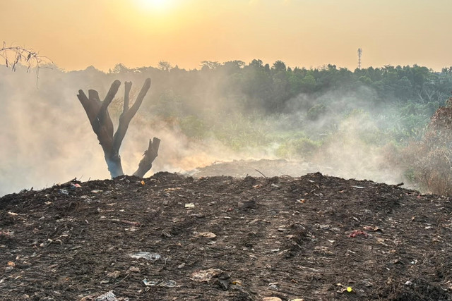 Asap putih yang cukup tebal di gunungan sampah yang berada di kawasan Cikeas, Kab Bogor, Rabu (15/7/2026). Foto: Nauval Pratama/kumparan