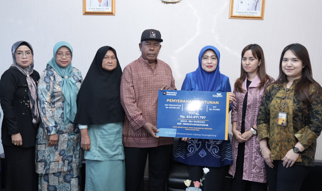 Ahli waris PPPK Sekretariat DPRD Provinsi Kepulauan Riau, Nurijah, saat menerima santunan manfaat Rp 832,87 juta. Foto: Dok. TASPEN