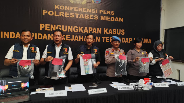 Polisi menunjukkan barang bukti pengungkapan kasus tewasnya ASN BPN Nias yang lompat dari lantai 12 apartemen saat konpers di Polrestabes Medan, Sumatera Utara, Rabu (15/7/2026). Foto: Amar Marpaung/kumparan