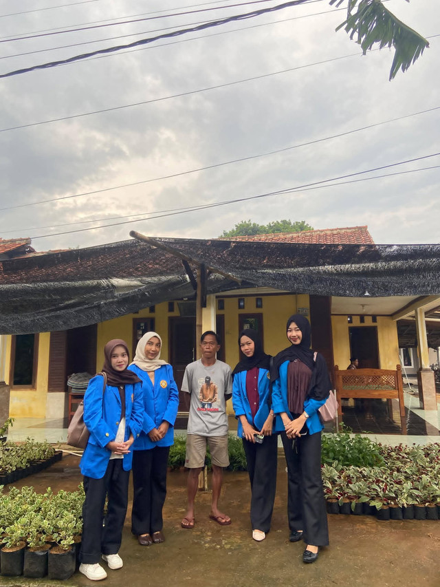 Mahasiswa PGSD Universitas Pamulang saat melakukan wawancara dan observasi langsung bersama Pak Wawan, salah satu pelopor budidaya tanaman hias di Kampung Tunas Mekar, Desa Jabon Mekar, Parung, Bogor. (Foto: Dok. Pribadi)