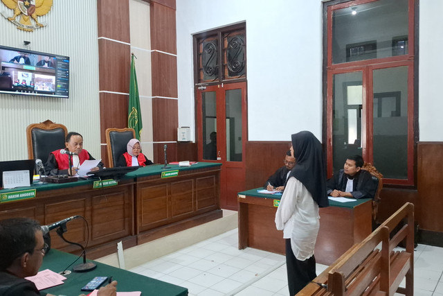 Terdakwa Nur Hasanah, terapis spa di Surabaya yang menguras saldo ATM milik pelanggannya hingga Rp 1,2 miliar saat menjalani sidang vonis di PN Surabaya, Rabu (15/7/2026). Foto: Farusma Okta Verdian/kumparan