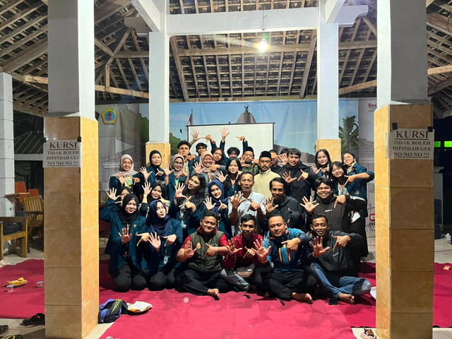 Peserta Kelas Upgrading Digitalisasi dari Pokdarwis dan Karang Taruna Desa Krisik bersama Kelompok 57 KKN FISIP Bakti Desa Arcapada (FBD) 2026 Universitas Brawijaya.