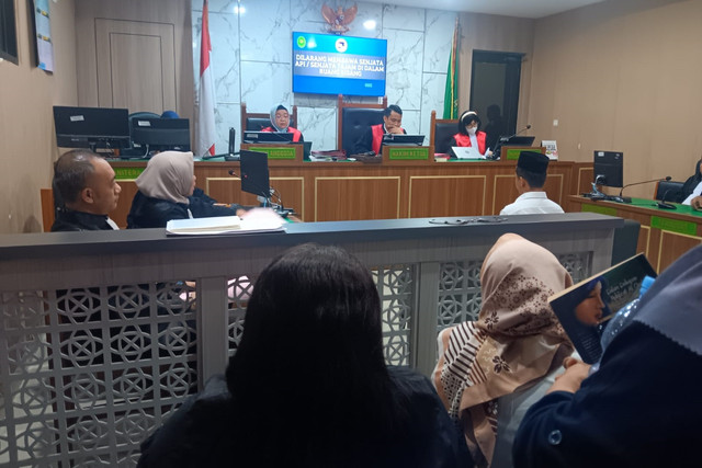 Terdakwa peneror bom ke 10 SMA di Kota Depok Hylmi Raffi Rabbani menjalani sidang vonis di Pengadilan Negeri Depok, Rabu (15/7/2026). Foto: kumparan