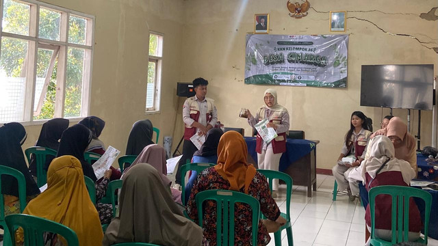 Mahasiswa KKN UPI memberikan penyuluhan PHBS sebagai upaya pencegahan dan pengendalian hipertensi melalui pemanfaatan daun salam, kayu manis, dan cengkeh kepada masyarakat Desa Cimarga, Kecamatan Cisitu, Kabupaten Sumedang.