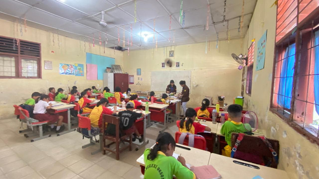 Keterangan: Pelaksanaan pembelajaran bersama peserta didik di kelas. Sumber: Dokumentasi penulis pribadi