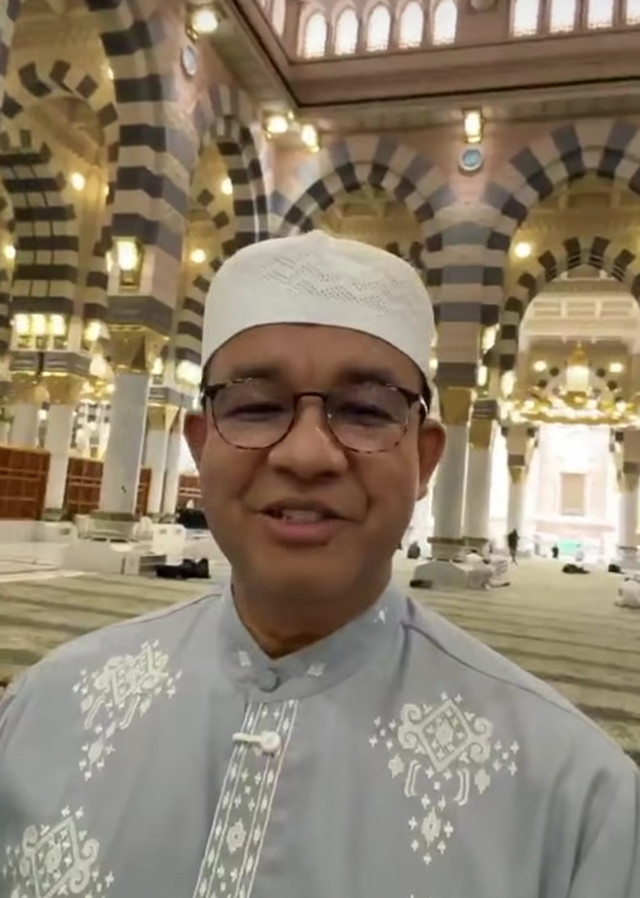 Di Masjid Nabawi, Anies Baswedan mendoakan keadilan bagi yang lemah, keberanian bagi para pemimpin, dan harapan bagi rakyat yang tengah menghadapi ketidakpastian masa depan.Foto hasil tangkapan layar ig Anies Baswedan.