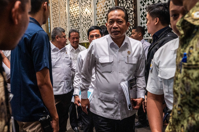 Menteri Koperasi Ferry Juliantono (kanan), Menteri KP Sakti Wahyu Trenggono (kedua kiri), dan Kepala BPKP Muhammad Yusuf (kiri) berjalan keluar usai rapat bersama Presiden Prabowo Subianto di Istana Kepresidenan, Jakarta, Rabu (15/7/2026). Foto: Bayu Pratama S/ANTARA FOTO