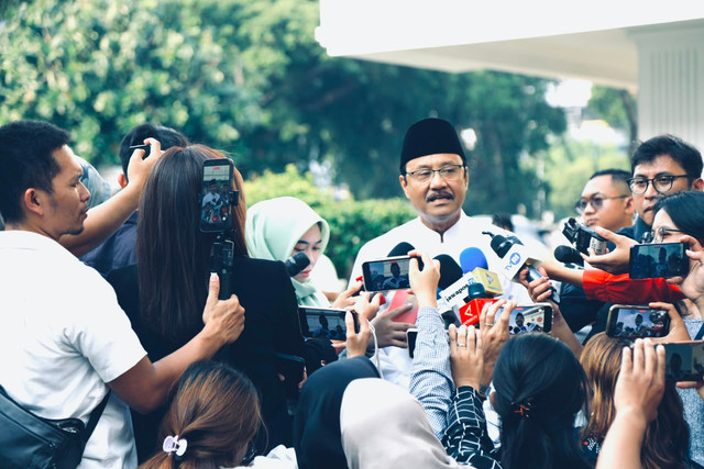 Mensos Gus Ipul sampaikan rencana penyaluran bansos PKH dan BPNT melalui KDMP sebagai upaya mendekatkan akses layanan perbankan dan kebutuhan pokok bagi warga, Kamis (16/7/2026).  Foto: Dok. Kemensos