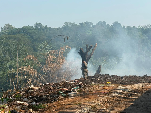 Upaya penyiraman dari petugas Satpol PP yang monitoring lokasi tempat pembakaran sampah di kawasan Cikeas, Bogor, Kamis (16/7/2026). Foto: Nasywa Athifah/kumparan