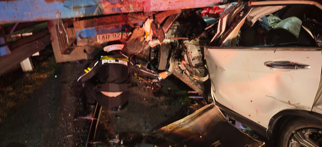 Polisi olah TKP kecelakaan Honda CR-V bernomor polisi L 1720 CAY menabrak truk fuso. Foto: Dok. Istimewa