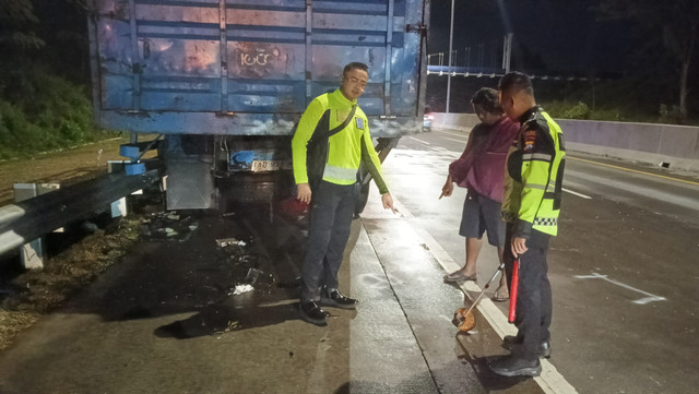Mobil Honda CR-V dengan nopol L 1720 CAY menabrak Truk Fuso yang terparkir di Tol Malang-Pandaan tepatnya di KM 72/B Desa/Kecamatan Purwodadi, Kabupaten Pasuruan, Rabu (15/7/2026). Foto: Dok. Polres Pasuruan
