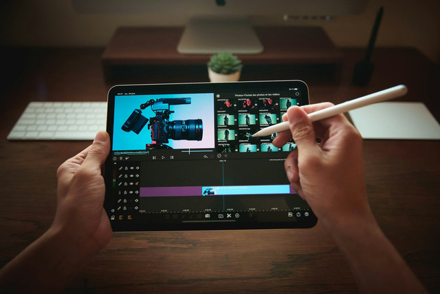 Ilustrasi rekomendasi tablet untuk editing konten. Foto: Unsplash