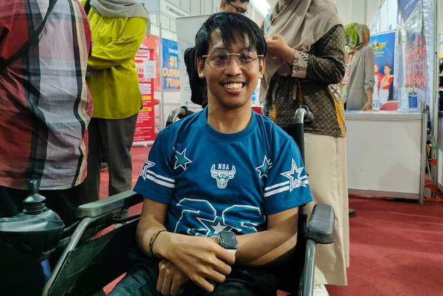 Yuda Slamet Santoso, difabel korban PHK yang semangat mencari kerja di jobfair yang diselenggarakan Pemkot Yogyakarta di auditorium Lembaga Pendidikan Perkebunan (LPP) Yogyakarta, Kamis (16/7/2026). Foto: Arfiansyah Panji Purnandaru/kumparan