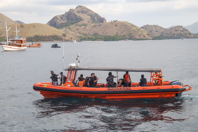 Tim SAR gabungan mengevakuasi jenazah warga negara China, Sha Qingyang, yang tenggelam di perairan Pulau Kelor, Labuan Bajo, Kabupaten Manggarai Barat, Nusa Tenggara Timur, Rabu (15/7/2026).  Foto: Gecio Viana/ANTARA FOTO