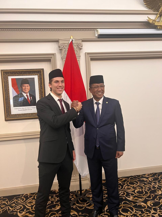  Menteri Hukum RI, Supratman Andi Agtas, resmi mengambil sumpah WNI pesepakbola asal Hawai, USA, Luke Anthony Vickery di KJRI Sydney, Australia, Kamis 16 Juli 2026. Foto: Dok. Istimewa