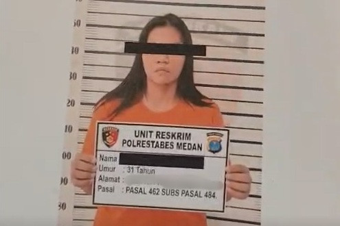 Polisi menunjukkan foto kedua tersangka yang terlibat dalam tewasnya ASN BPN Nias saat konpers di Polrestabes Medan, Sumatera Utara, Rabu (15/7/2026). Foto: Amar Marpaung/kumparan