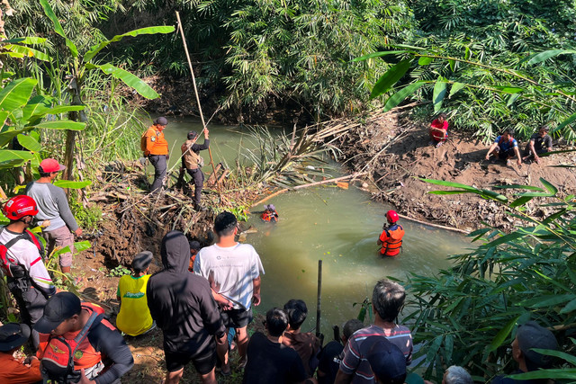 Tim SAR gabungan mencari dua orang bocah dilaporkan tenggelam di Irigasi Singomerto, Desa Kalibenda, Kecamatan Sigaluh, Kabupaten Banjarnegara, Jawa Tengah, Kamis (16/7/2026). Foto: Dok. Istimewa