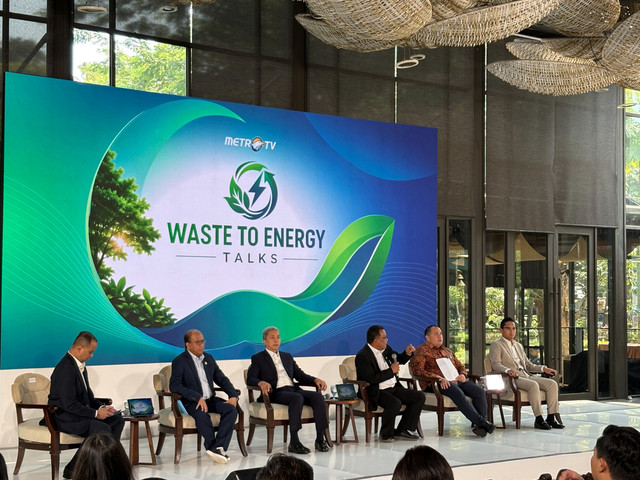 Direktur Energi Baru Terbarukan PT PLN (Persero), Suroso Isnandar (kedua dari kiri), pada agenda Waste to Energy Talks di Jakarta, Kamis (16/7/2026). Foto: Muhammad Fhandra Hardiyon/kumparan