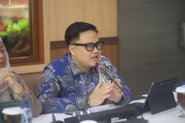 Ketua Pansus 18 DPRD Kota Bandung Bagja Jaya Wibawa menghadiri rapat kerja pembahasan Raperda tentang Perusahaan Perseroan Daerah Bank Perekonomian Rakyat (BPR) Kota Bandung melalui rapat kerja yang digelar Selasa (14/7/2026). Foto: Dok. DPRD Kota Bandung